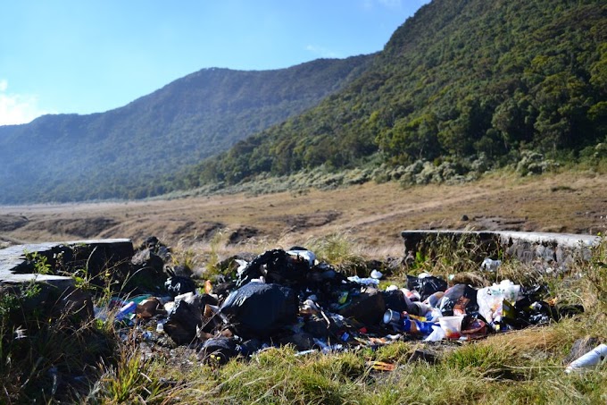 Kegiatan Operasi Sampah Di Jalur Pendakian Kawasan Taman Nasional Gunung Gede Pangrango (TNGGP) Tahun 2013