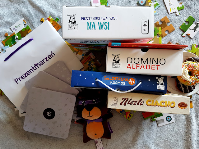 Prezent Marzeń - voucher prezentowy - Kapitan Nauka - loteryjka kosmos - domino alfabet - puzzle obserwacyjne na wsi - niezłe ciacho - Nasza Księgarnia - gry i zabawki dla dzieci 