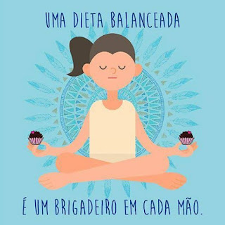 Ilustração em fundo azul claro. Ao centro, uma mandala em tons de azul​.​ Sentada em posição de meditação, uma menina ​​de regata amarela com cabelo castanho preso em rabo de cavalo​ e ​olhos fechados​. Ela apoia as mãos​, sobre ​os joelhos​, une as pontas dos dedos indicador e polegar em um círculo, e equilibra um brigadeiro ​decorado com um​ pequeno confeito vermelho em forma de coração​​. No topo lê-se: Uma dieta balanceada; e no rodapé: é um brigadeiro em cada mão.