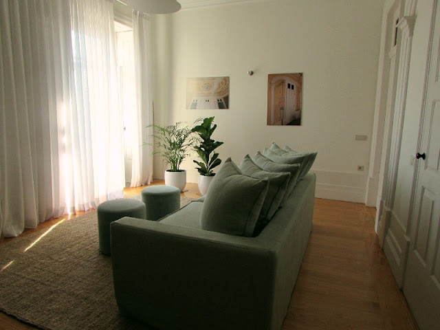 sofá e pufs numa sala de apartamento