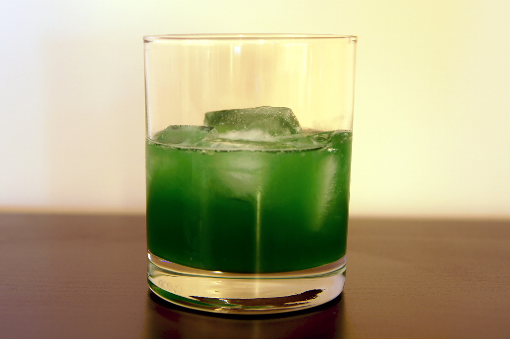 коктейль зеленого цвета