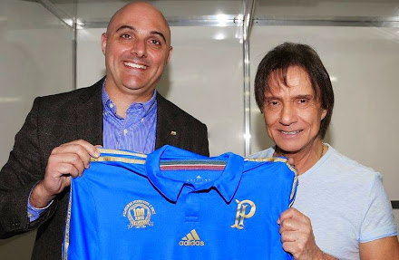 São tantas emoções... Roberto Carlos recebe camisa especial