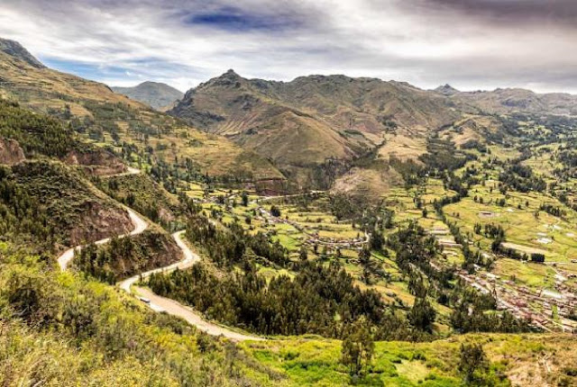 Вид с воздуха на Священную долину инков с холма Писак недалеко от Куско в Перу