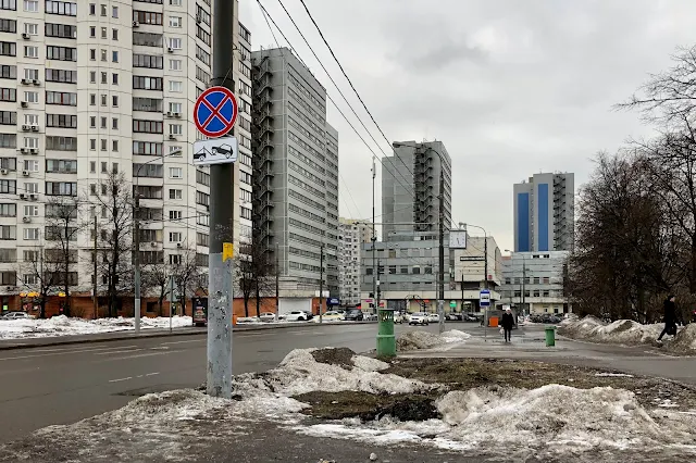 улица Каховка, Большая Юшуньская улица, Севастопольская площадь, жилой комплекс «Азовский-2» (построен в 2004 году), гостиница «Севастополь» (построена в 1980 году)