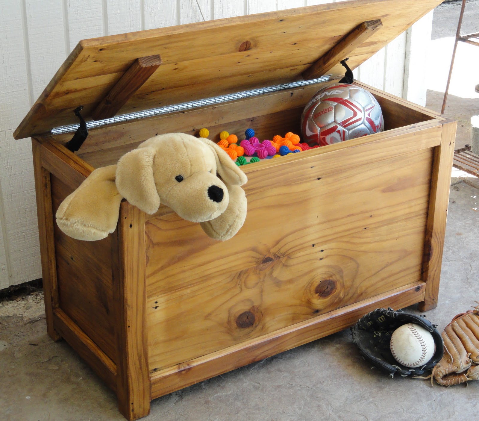 Craftsman's Corner: Nina's Toy box