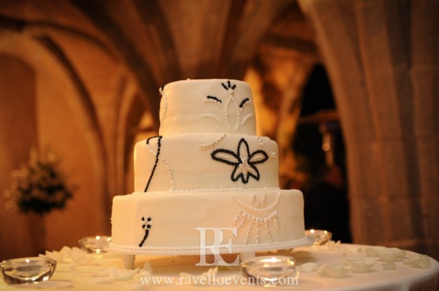 Italian wedding cakes are prepared in a variety of flavours like vanilla 