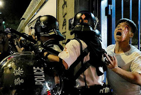 Hong Kong geme sob as pauladas da polícia anti-distúrbios