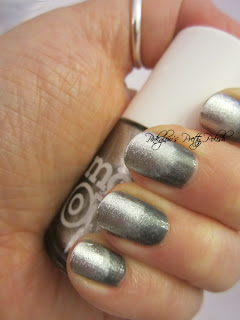 Silver-sparkle-sponge-nails-4