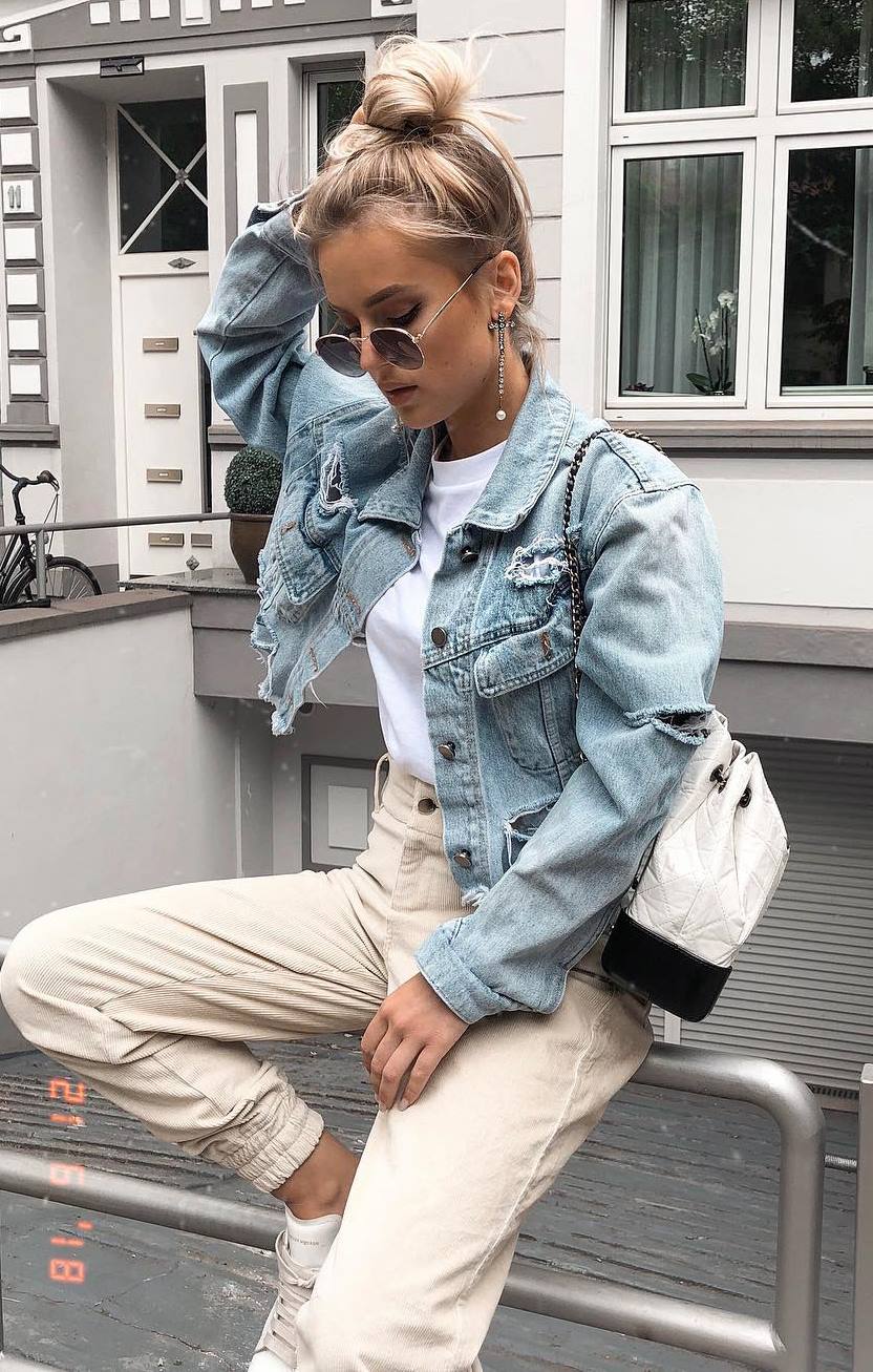 casual outfit inspiration / denim jacket + white top + nude pants + sneakers