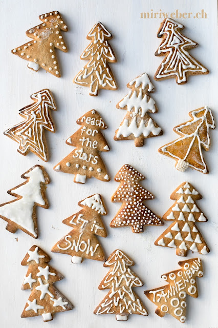 reach for the stars, lebkuchen verzieren, lebkuchen backen, lebkuchen zuckerguss, lettering auf lebkuchen, lettering, foodblog schweiz, schweizer foodblog, foodstyling schweiz, foodphotography schweiz, schweizer foodfotografie, foodbloggerin schweiz, christmas gebäck, let it snow lettering, oh tannenbaum lettering. lettering schweiz, chalkboard