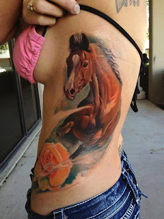 Tatuagem de cavalo na lateral do corpo