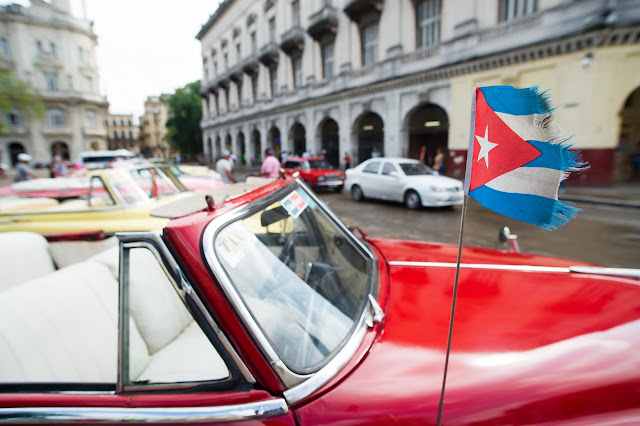 Un coche con la bandera cubana