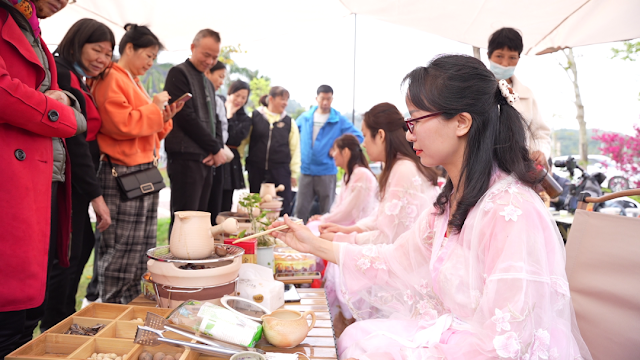 The staff provided the citizens with the unique "orchid tea" in the form of cooking tea in the furnace