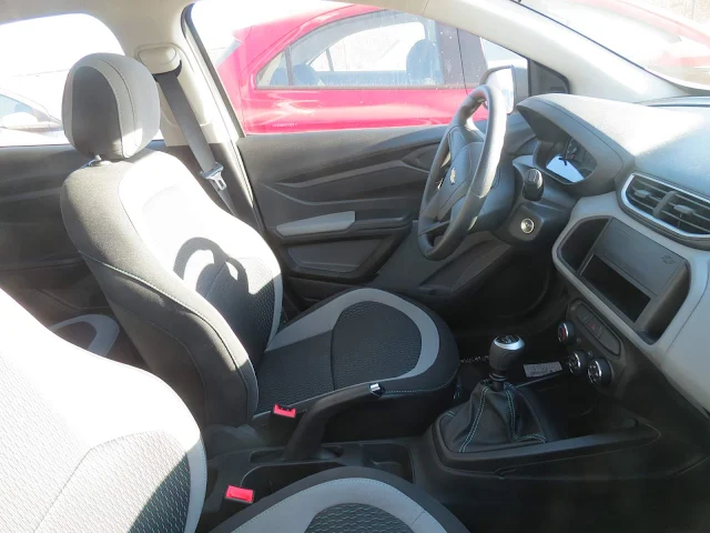 Chevrolet Onix 1.0 LS - espaço interno dianteiro