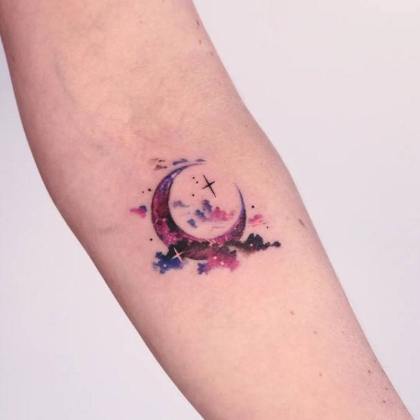 40 tatuagens incríveis para mulheres que amam o espaço e a astronomia