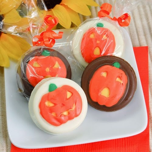 Planning a Halloween-themed wedding or a Halloween party? Check out these Halloween wedding favor ideas from www.abrideonabudget.com.