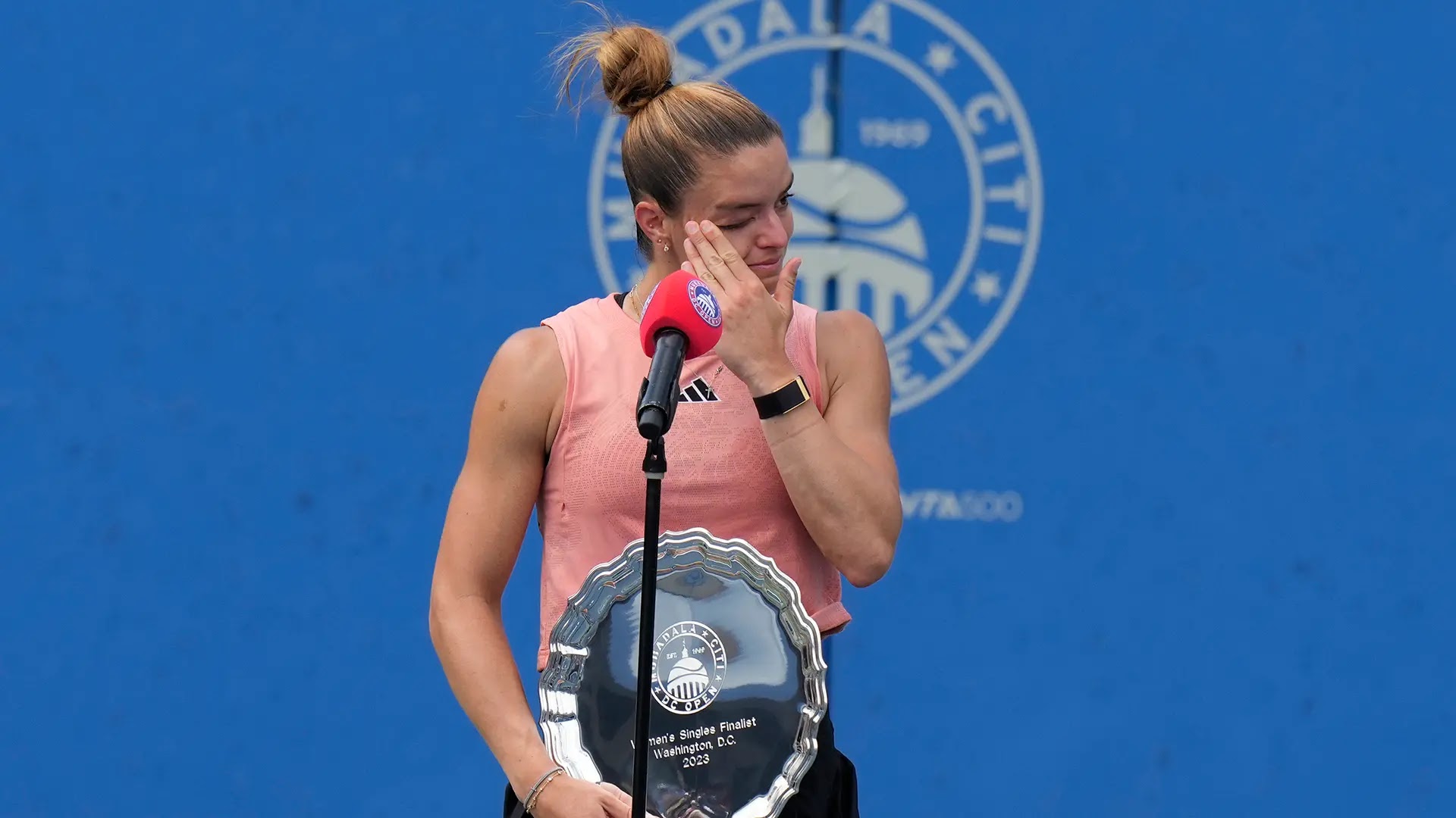Δάκρυσε η Μαρία Σάκκαρη στην απονομή, μετά τον χαμένο τελικό του Ουάσιγκτον Open