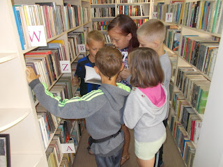 Podchody, zabawa dla dzieci w bibliotece na Londynku w Bydgoszczy