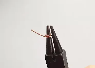 ２つの環でビーズを挟んだダングルピアスの作り方 step5