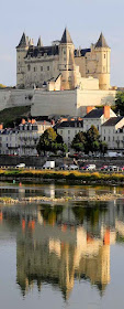 Saumur se espelha majestosamente nas águas do rio Loire.