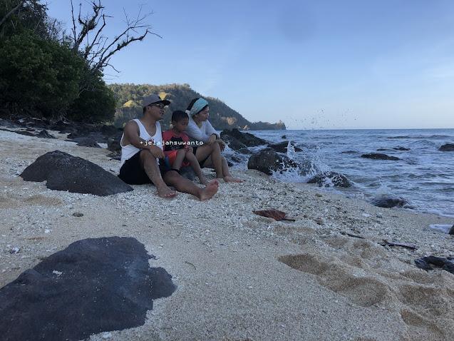 Keluarga Suwanto di ujung lain Pantai Pal Marinsow, Likupang Timur  | ©jelajahsuwanto