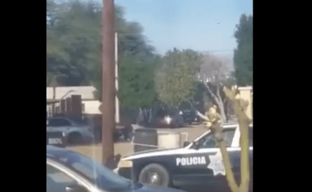 VIDEO.- Impresionante balacera en San Luis Rio Colorado, Sonora Sicarios vs Policias se estan repartiendo "abrazos" hasta la muerte