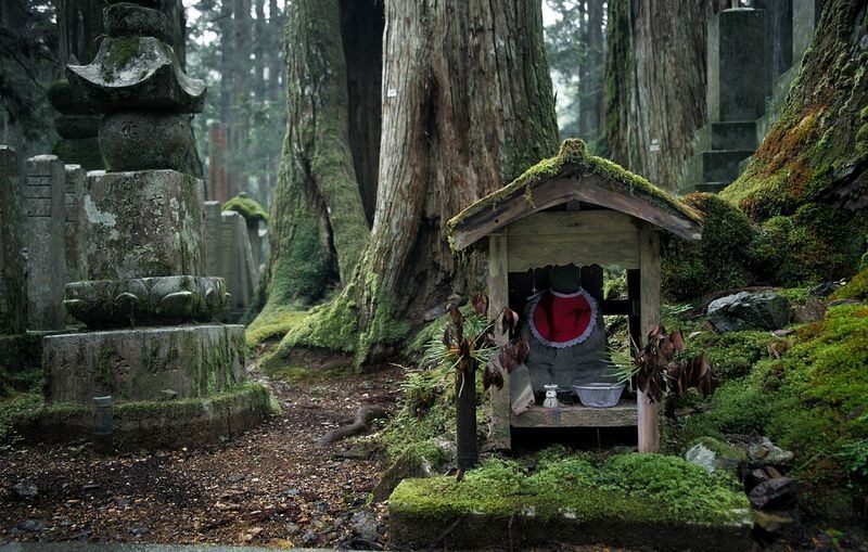 okunoin-cemetery-8