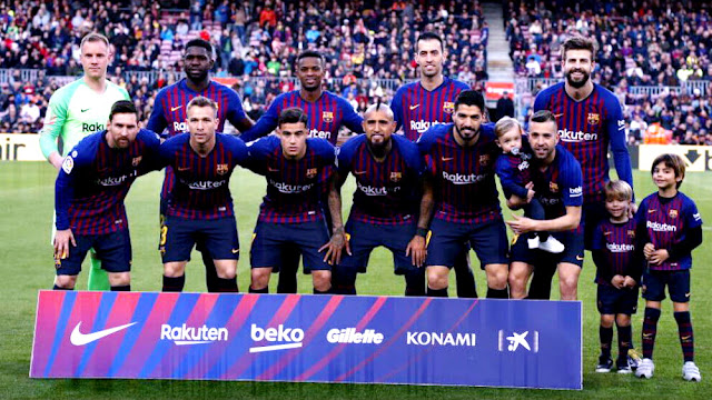 F. C. BARCELONA. Temporada 2018-19. Ter Stegen, Samuel Umtiti, Nelson Semedo, Sergio Busquets, Gerard Piqué. Leo Messi, Arthur Melo, Philippe Coutinho, Arturo Vidal, Luis Suárez y Jordi Alba. F. C. BARCELONA 3 🆚 RAYO VALLECANO DE MADRID 1 Sábado 09/03/2019, 18:30 horas. Campeonato de Liga de 1ª División, jornada 27. Barcelona, Nou Camp: 74.158 espectadores. GOLES: ⚽0-1: 25’, Raúl De Tomás. ⚽1-1: 39’, Piqué. ⚽2-1: 51’, Leo Messi, de penalti. ⚽3-1: 82’, Luis Suárez.