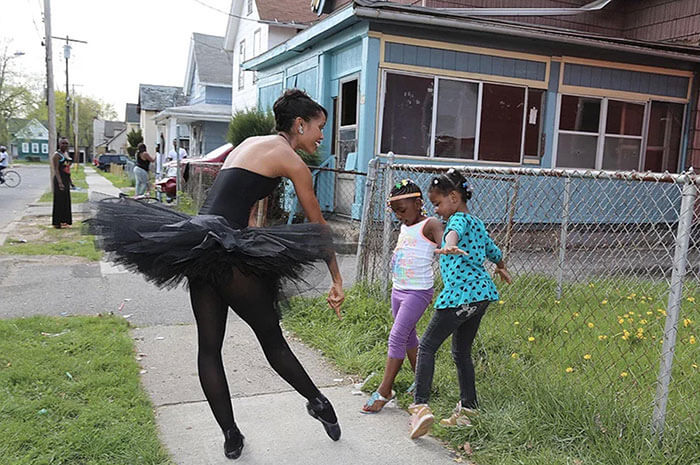 30 Heartwarming Photos That Restored Our Faith In Humanity - Ballerina Aesha Ash Is Wandering Around Inner City Rochester In A Tutu To Change Stereotypes About Women Of Color And Inspire Young Kids