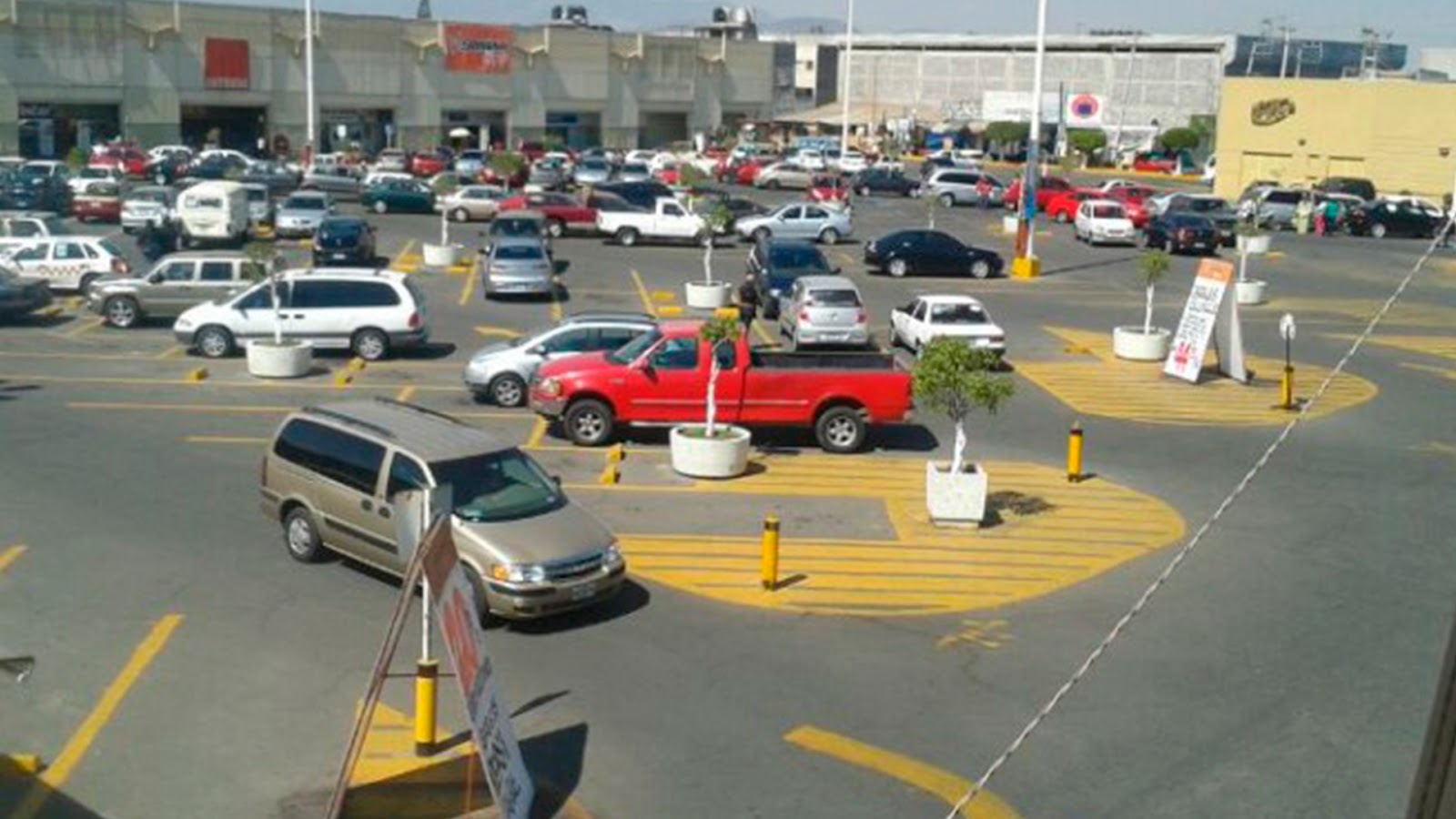 Diputada proponen eliminar cobro de estacionamiento en centros comerciales
