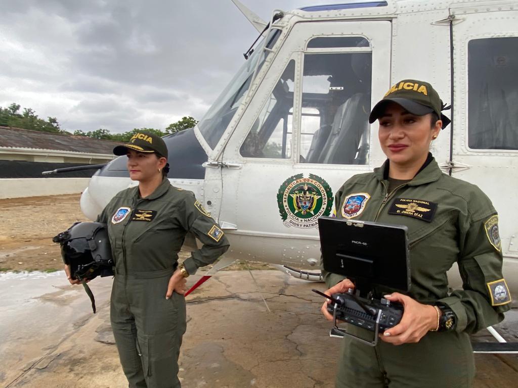 https://www.notasrosas.com/Dos mujeres de la Policía Nacional, supervisan desde el cielo riohachero, la seguridad de la ciudad