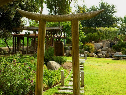 foto jardín zen japones hermoso con camino de piedra y puerta de madera