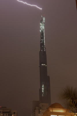 Foto Badai Kilat di Burj Khalifa Dubai