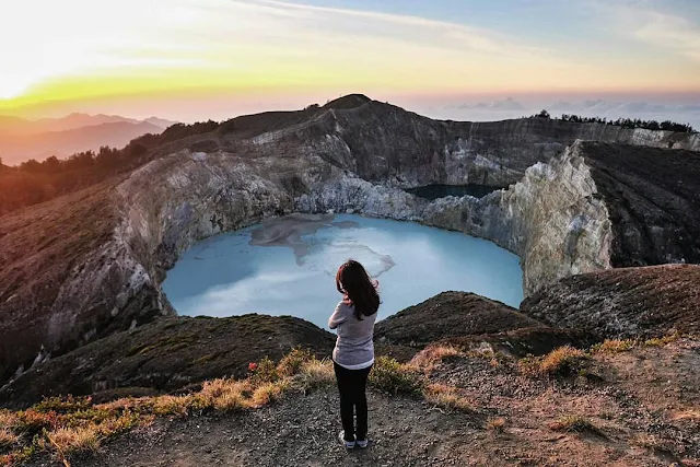 foto sunrise di danau kelimutu flores