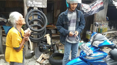 Tak Ingin Menyusahkan Orang Lain Dan Hidup Mengemis, Nenek Ini Pilih Jadi Penambal Ban