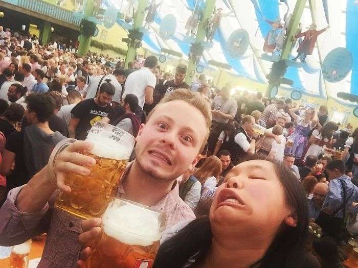 Oktoberfest humorvolle Bilder%20(2) Hopfen und Humor: Die Welt des Biers Bier, Komische Begebenheiten des Lebens, Öffentlichkeit, Party