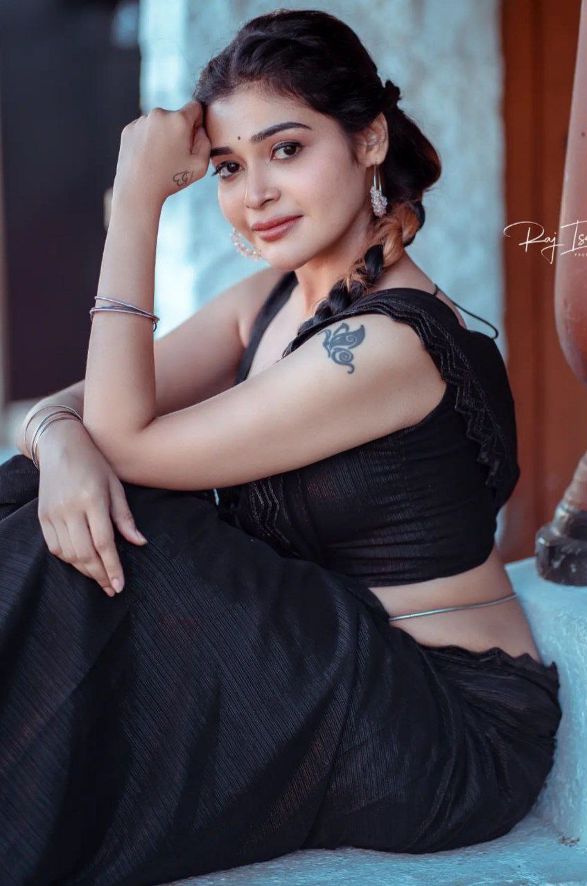 Darsha Gupta Gorgeous Stills In Black Saree Az7am
