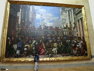 A lot of paintings hang in le Louvre