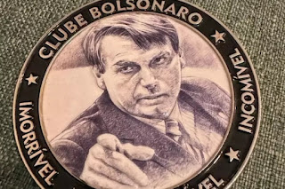 Eduardo Bolsonaro entrega medalha de 'imbrochável' para primeiro-ministro da Hungria