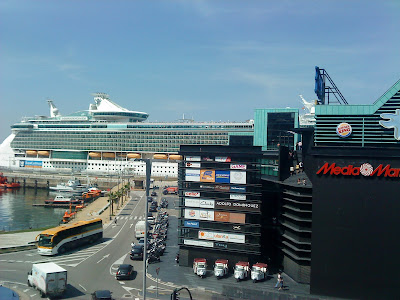 Le navire de croisière "Independence of the Seas" à quai à côté du centre commercial A Laxe (E.V.Pita, 2012)