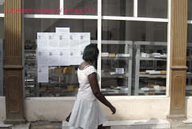 Una mujer observa las fotos y biografías de los candidatos al Parlamento Cubano expuestas en la calle Obispo, en La Habana, Cuba.