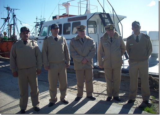 Prefecto Gómez, junto a la tripulación del guardacostas