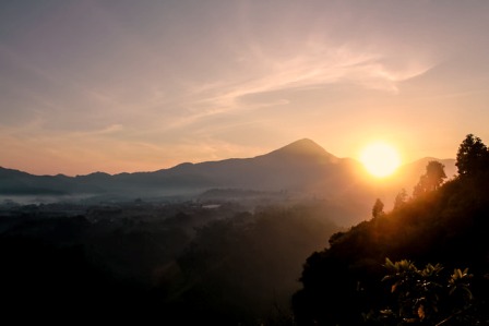  Kota Bandung merupakan kota metropolitan terbesar di Provinsi Jawa Barat 5 Tempat Wisata di Bandung Dengan Suasana Alam Romantis