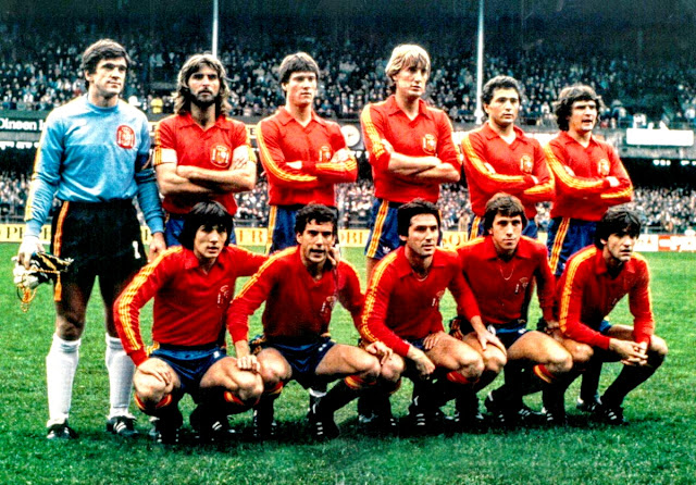 SELECCIÓN DE ESPAÑA. Temporada 1982-83. Arconada, Juan José, Bonet, Maceda, Gordillo y Camacho. Pedraza, Señor, Santillana, Víctor y Marcos. SELECCIÓN DE IRLANDA 3 SELECCIÓN DE ESPAÑA 3. Miércoles, 17 noviembre 1982, 15,30 horas. VII Copa de Europa de Selecciones Nacionales Francia 1984, fase de clasificación, Grupo VII. Dublín, Irlanda, estadio de Lansdowne Road.