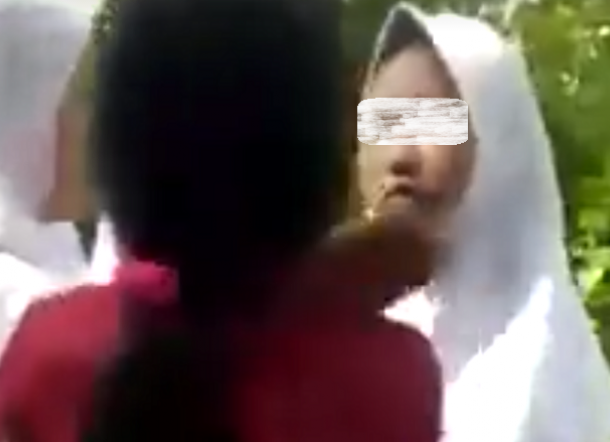 HEBOH! Video Seorang Gadis Belasan Takun Dikroyok Tiga Siswi SMP