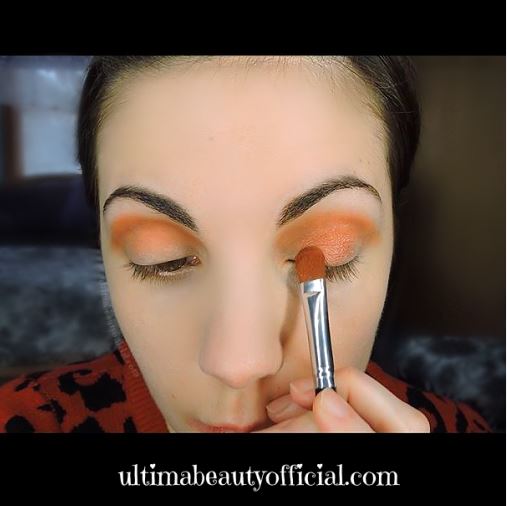 Ultima Beauty pressing "I'm the Dessert" on to lid with a makeup brush