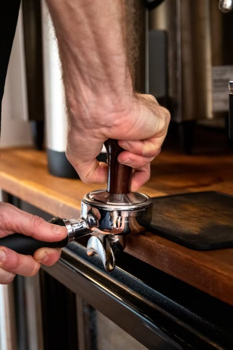 Tamping How to use an espresso machine UniqueMag