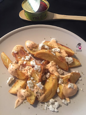 Patatas bravas con feta y alegría riojana