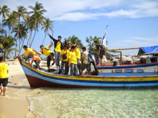 Sewa Boat untuk Island Hopping di Pulau Belitung