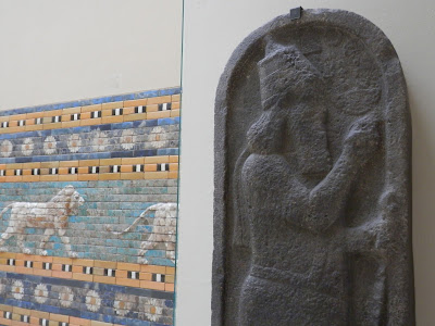 Ishtar Gate and Processional Way from Babylon (Pergamon Museum, Berlin)   by E.V.Pita (2015)  http://archeopolis.blogspot.com/2015/10/babilonia-doors-of-wall-pergamo-museum.html   Puertas de las murallas de Babilonia (Museo Pérgamo de Berlín)  por E.V.Pita (2015)  Portas de Babilonia